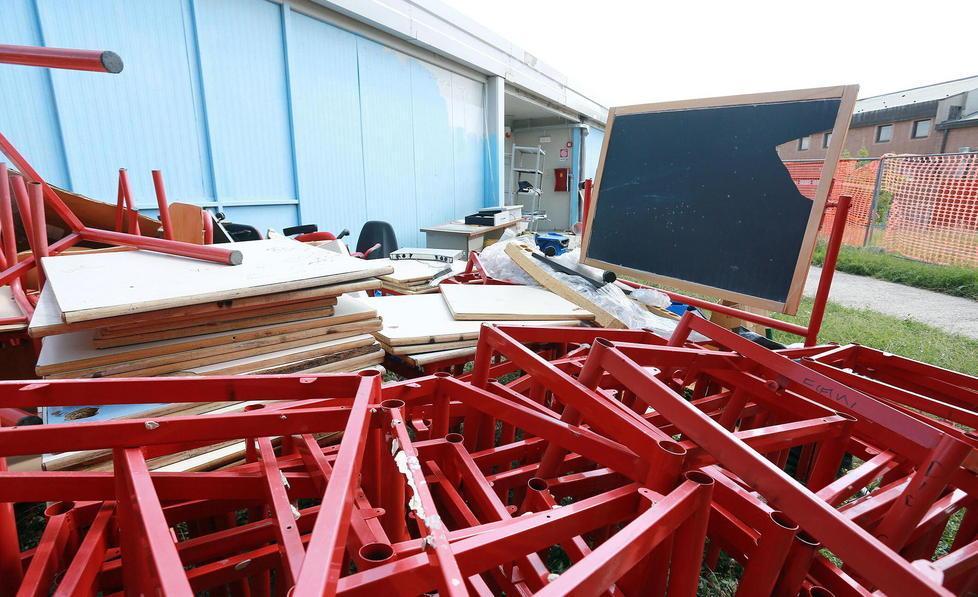Banchi accatastati all’interno del cantiere dell’Ipia (Foto Agenzia Carlo Sestini)