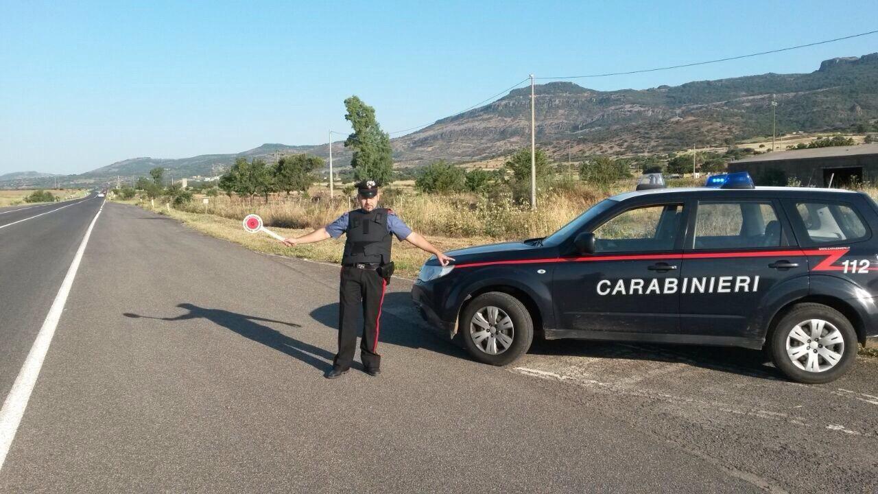 Un posto di blocco dei carabinieri alla periferia di Dualchi