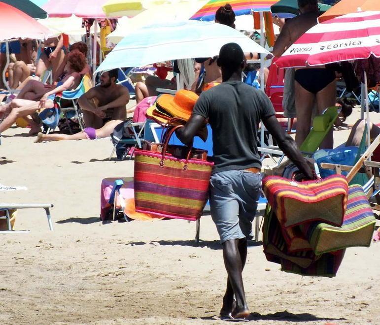 Un venditore ambulante sulla spiaggia