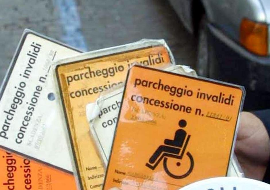 Per parcheggiare meglio sottrae bollino per invalidi 