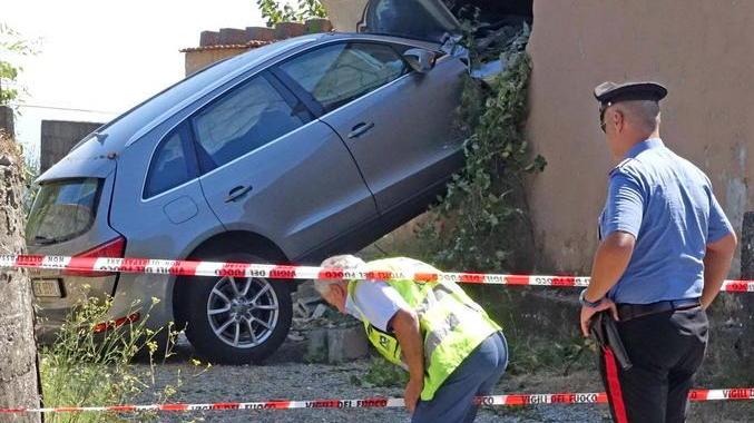 Muore nell’auto che si schianta sul muro