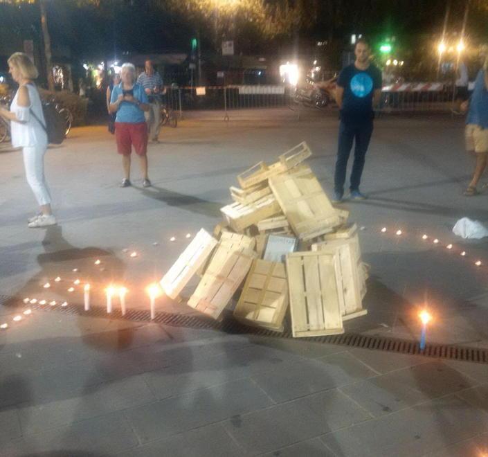 Una finta focata per contestare lo stop alle feste 