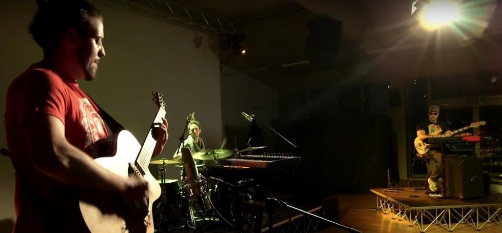 A Onanì il suono elettrico del trio Connected 