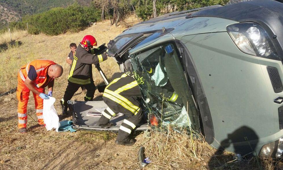 Giovane incastrato nell’auto ribaltata