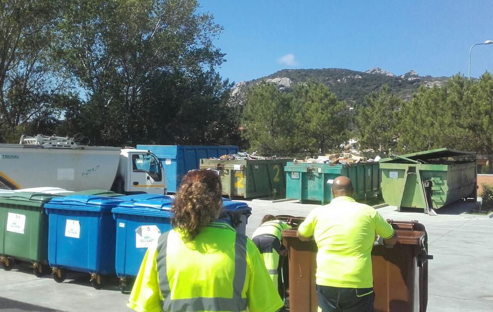 Turisti contro l’isola ecologica dentro il villaggio 
