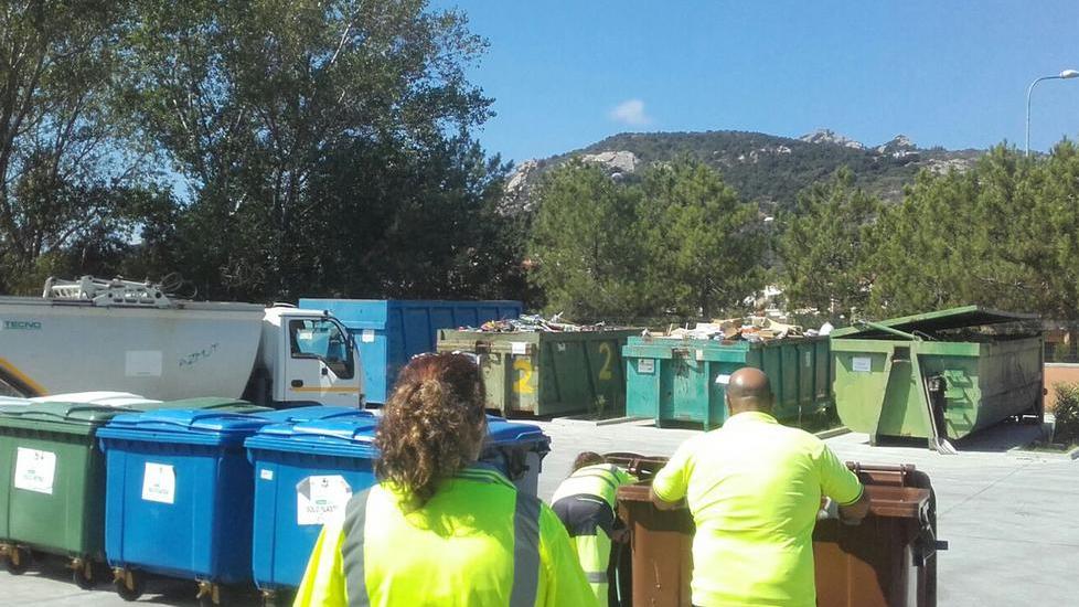 Turisti contro l’isola ecologica dentro il villaggio