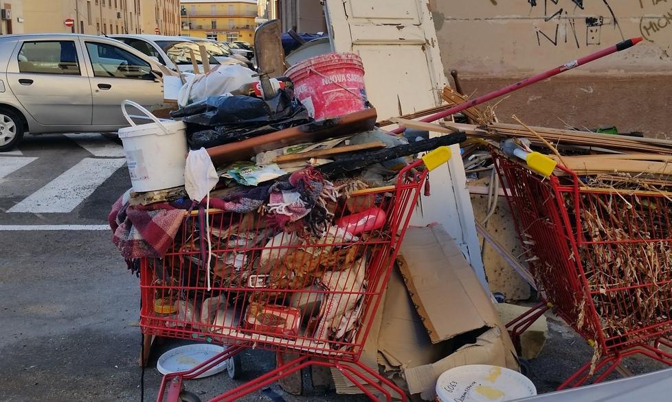 Un cumulo di rifiuti tra le abitazioni