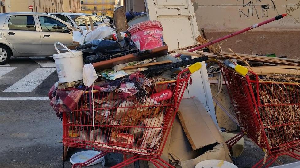 Un cumulo di rifiuti tra le abitazioni