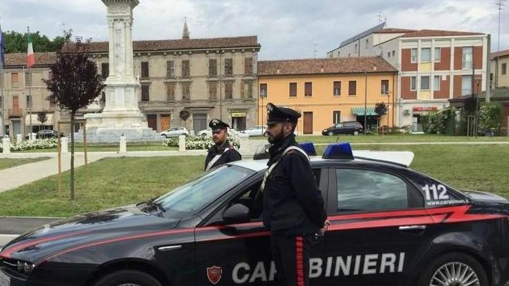I carabinieri gli trovano un pugnale e una sciabola