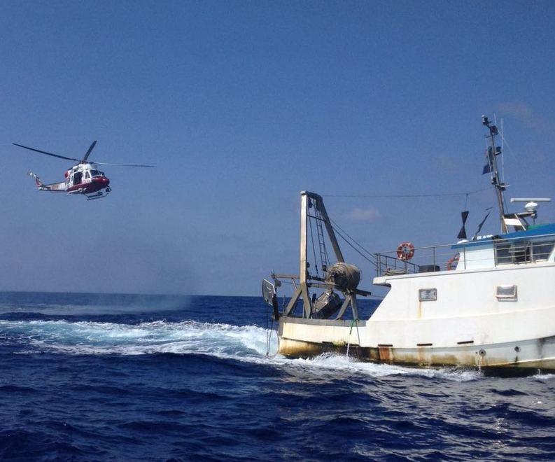 Pescatore ferito da un cavo d’acciaio in barca 