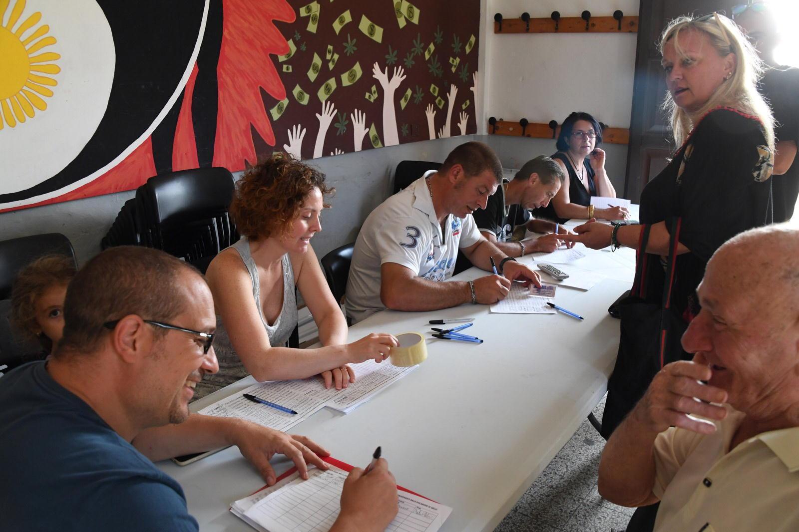 La raccolta di firme organizzata a Gello di Pontedera (foto Silvi)