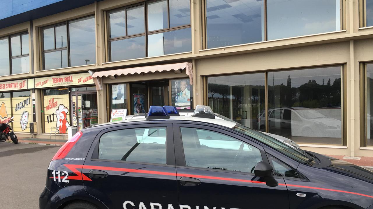 I carabinieri intervenuti dopo la rapina alla sala slot (foto Silvi)