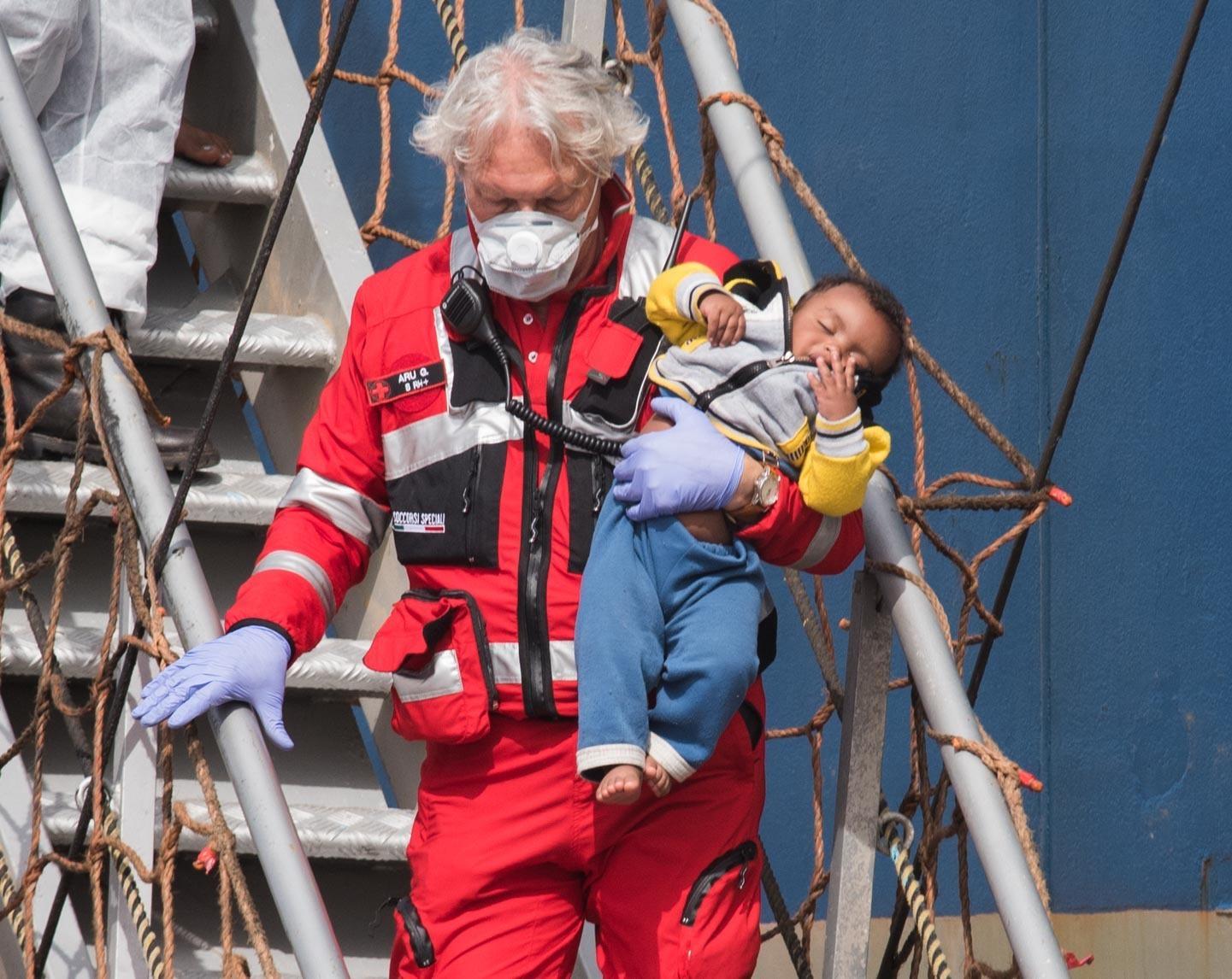 L'accoglienza dei migranti al porto di Cagliari (foto Mario Rosas)