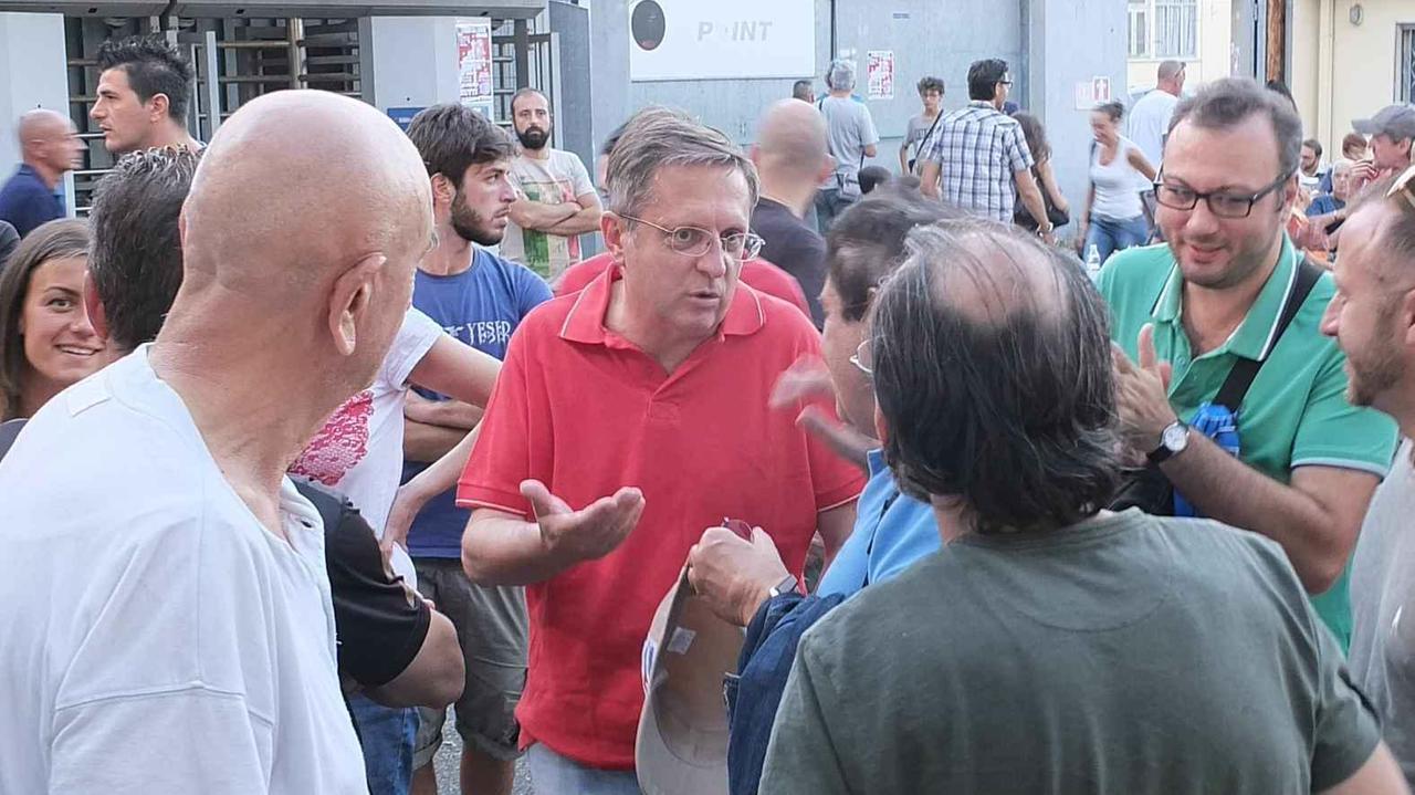 Il sindaco Filippeschi in mezzo ai tifosi all'Arena (Muzzi)