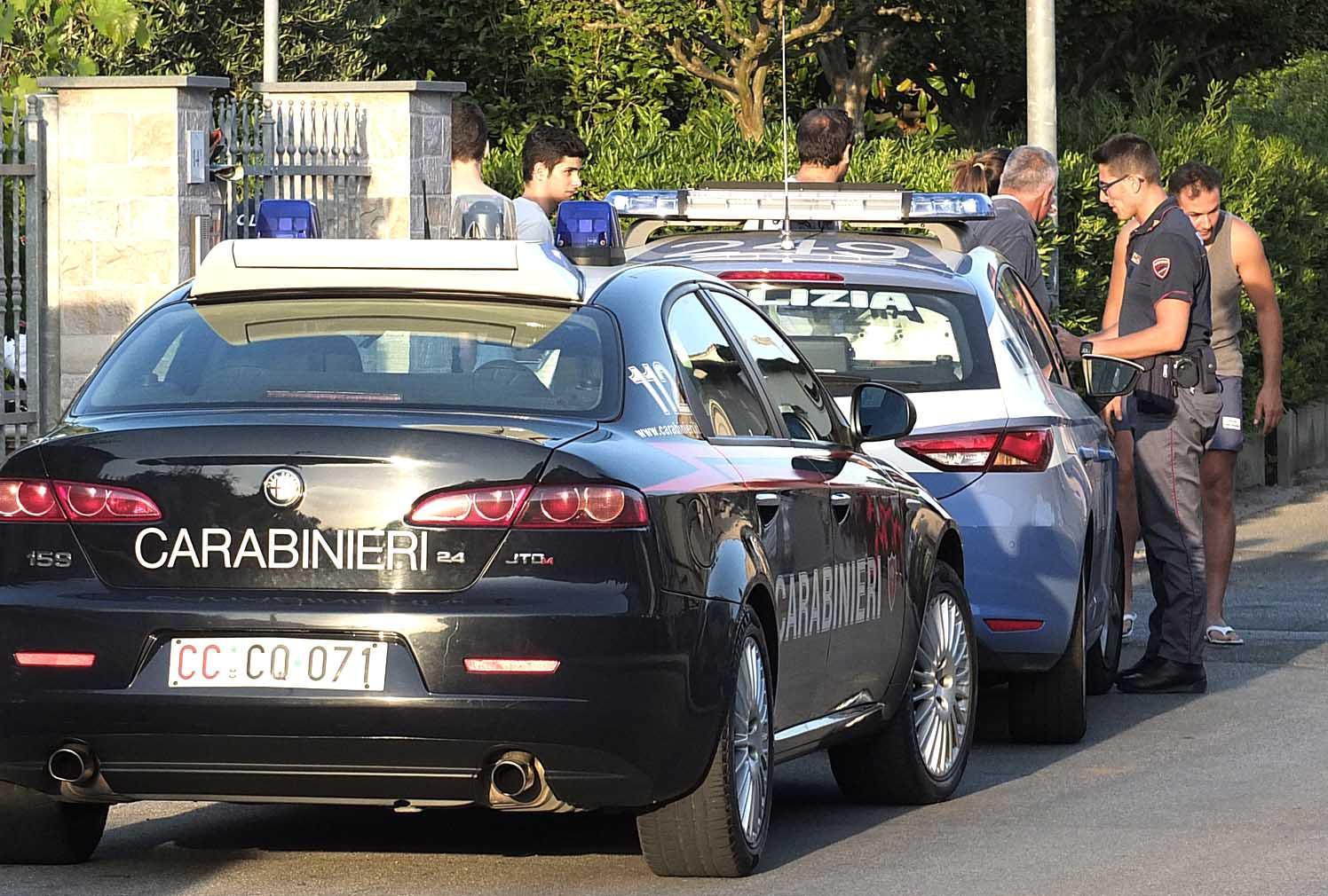 Polizia e carabinieri durante un intervento (foto d’archivio)