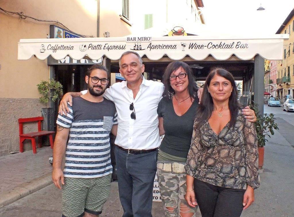 Rossi al Mirò con i dipendenti del bar (foto Pabar)