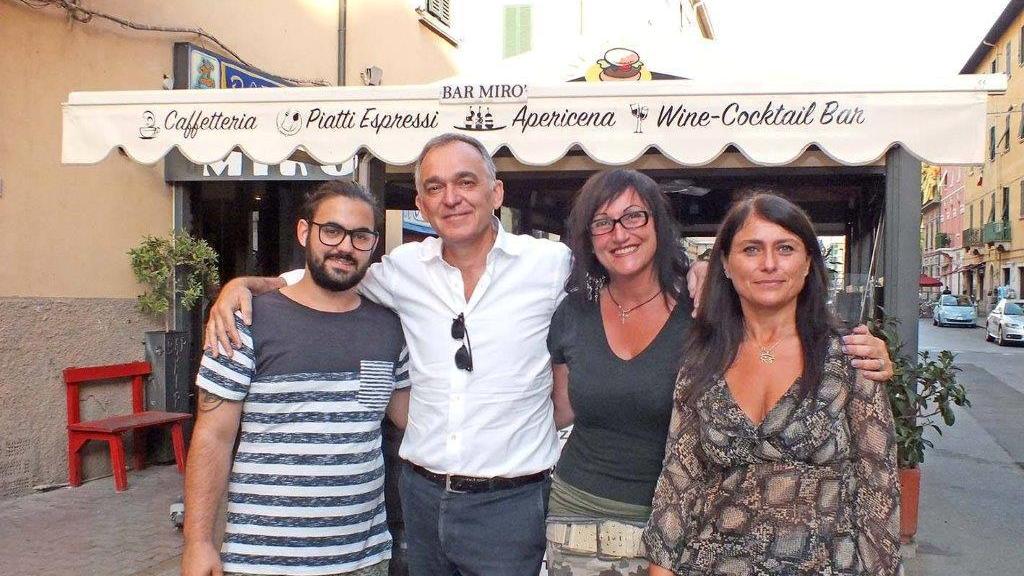 Rossi al Mirò con i dipendenti del bar (foto Pabar)