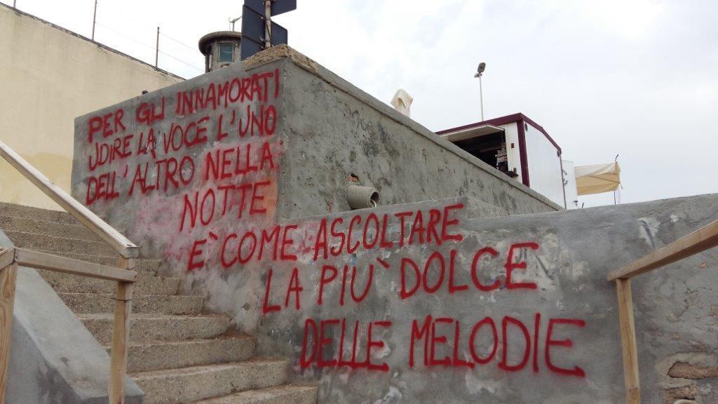 Le scritte sulla parete della spiaggia dell'Accademia