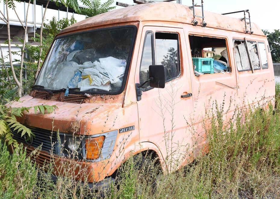 Il furgone divenuto una discarica 