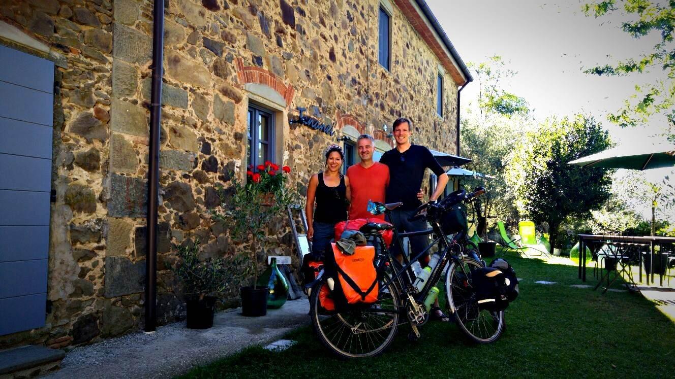 Jantien e Jan insieme al titolare dell'agriturismo Tananei, David Meacci