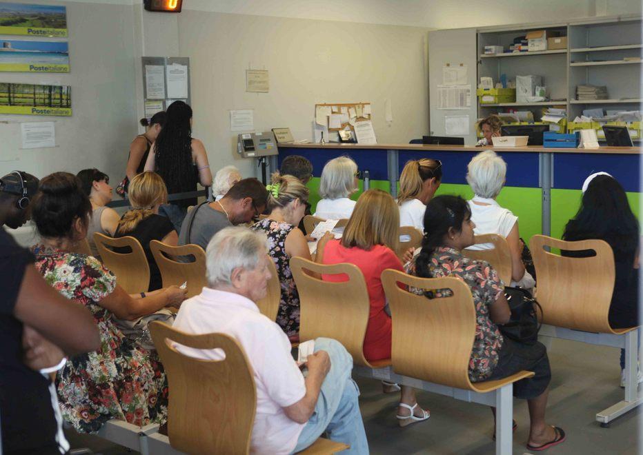 Reggio Emilia, alle Poste di Via Piccard un inferno ritirare una raccomandata 