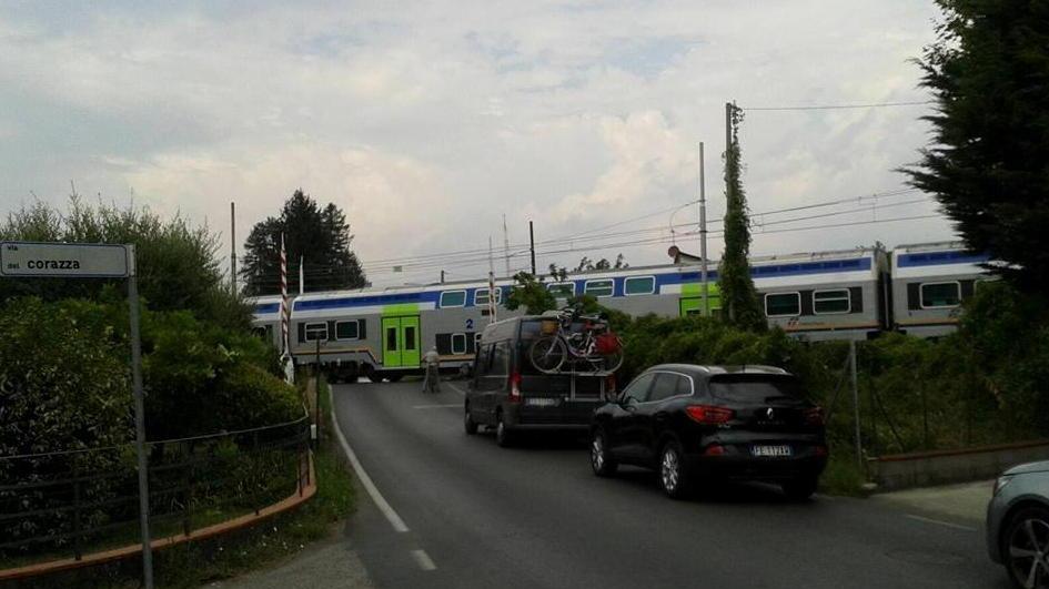 Passa il treno e le sbarre si alzano, un nuovo caso a Pieve San Paolo