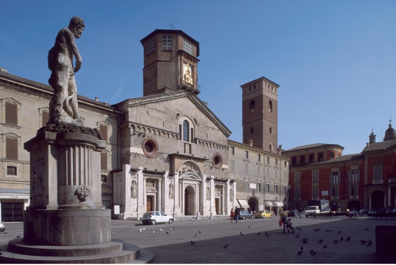 Reggio Emilia, tenta di rubare una borsa durante la messa in Duomo 