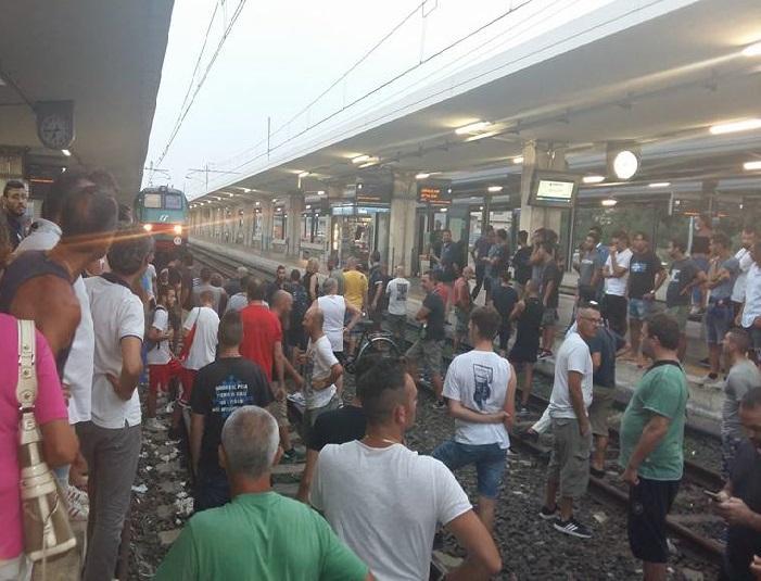 La protesta dei tifosi del Pisa sui binari della stazione