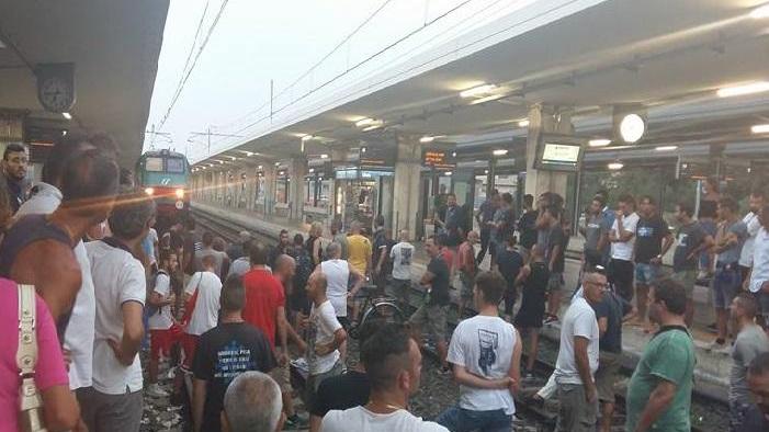 La protesta dei tifosi del Pisa sui binari della stazione