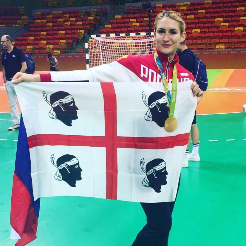 Vladena Bobrovikova mostra la bandiera sarda dopo aver vinto la finale delle Olimpiadi di Rio de Janeiro
