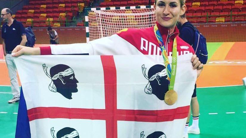 Vladena Bobrovikova mostra la bandiera sarda dopo aver vinto la finale delle Olimpiadi di Rio de Janeiro