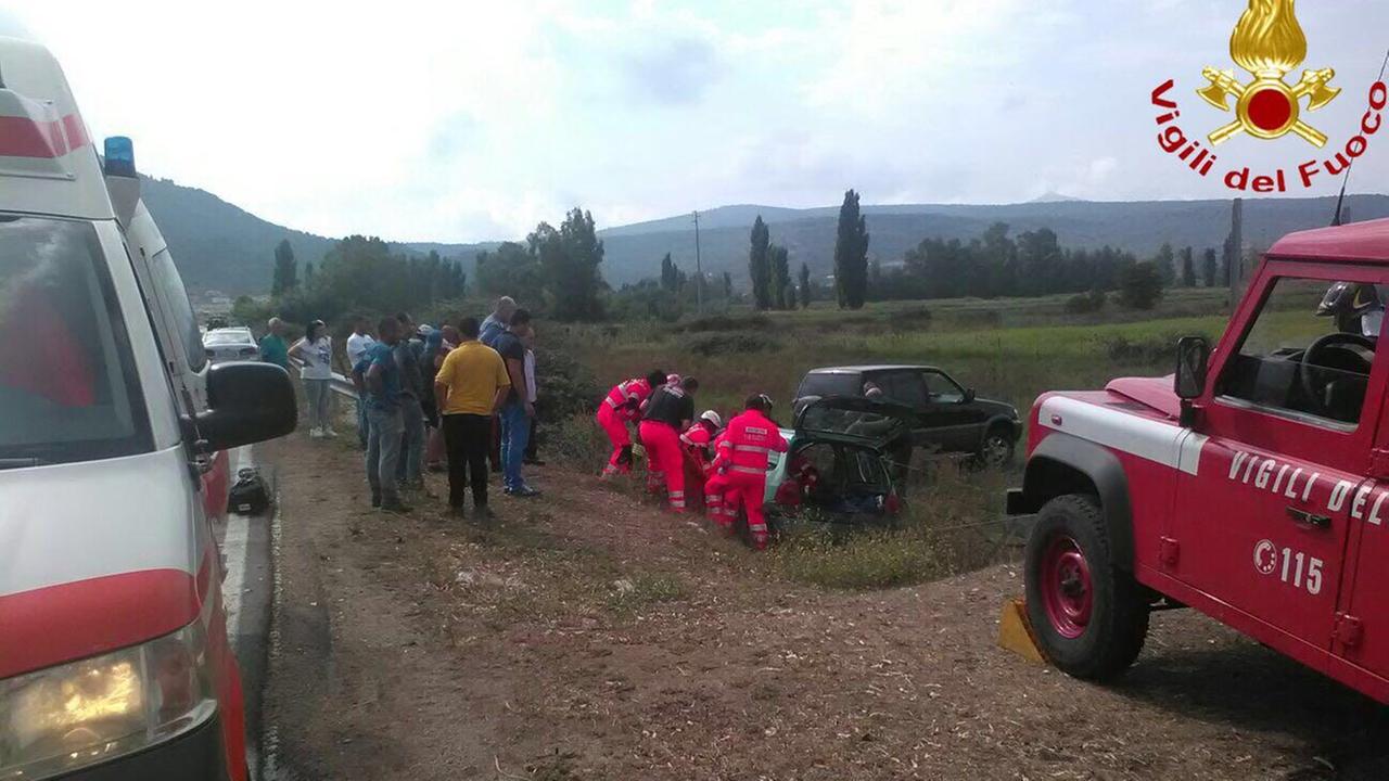 L'auto finita fuori strada