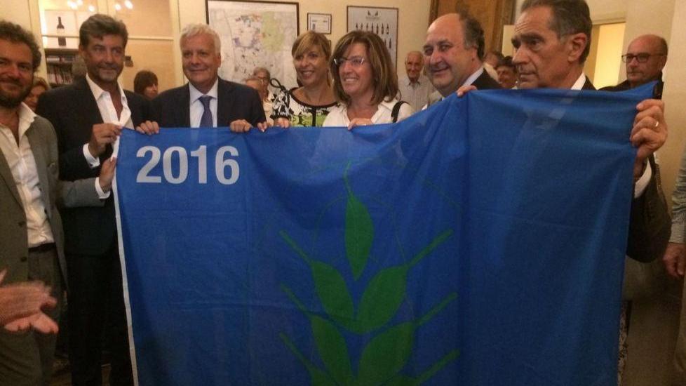 La consegna della bandiera Spighe verdi (foto Michele Falorni/Silvi)