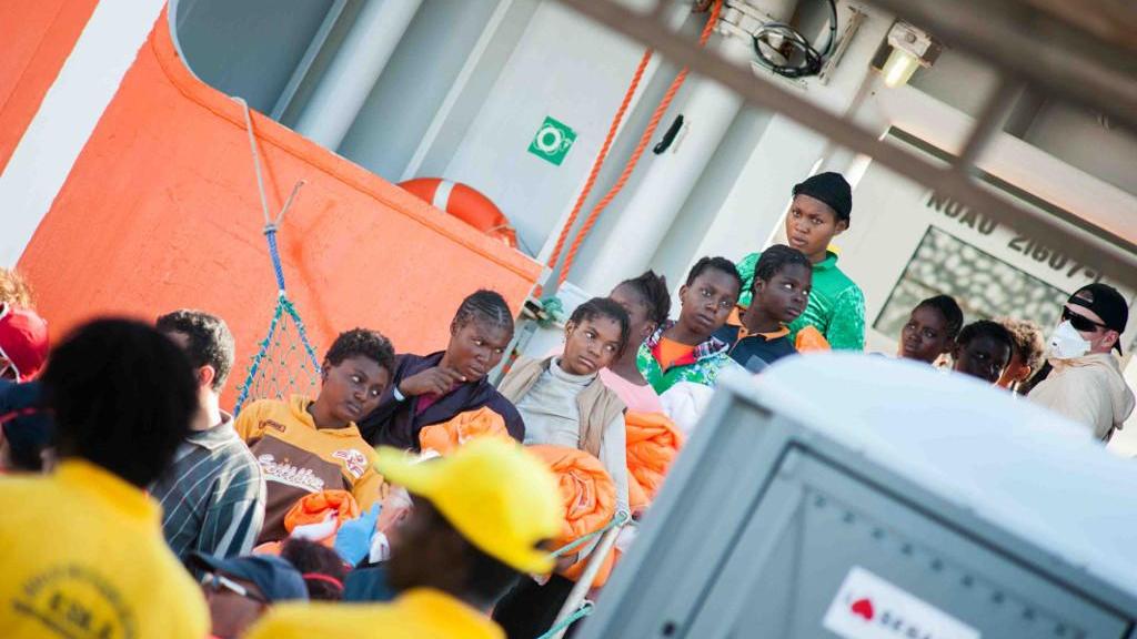 Uno sbarco di migranti al porto di Cagliari