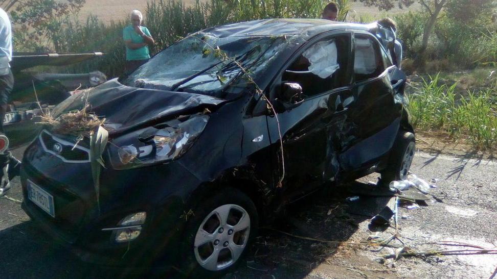 Una delle auto che ha cappottato sull’Emilia a causa del gasolio sull’asfalto