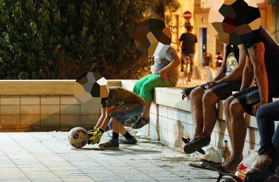 Nelle sere estive la vasca è stata spesso teatro di partite di calcio (Foto Agenzia Carlo Sestini)
