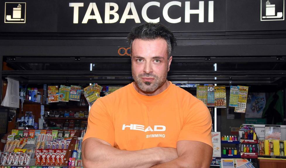 Andrea Gigli, titolare della tabaccheria all’interno della stazione di Grosseto (foto Agenzia Bf)