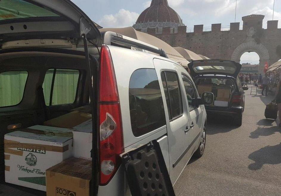 Auto cariche di aiuti dai bancarellai di piazza Manin 