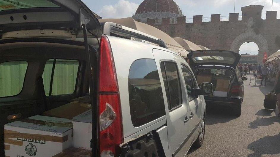 Auto cariche di aiuti dai bancarellai di piazza Manin