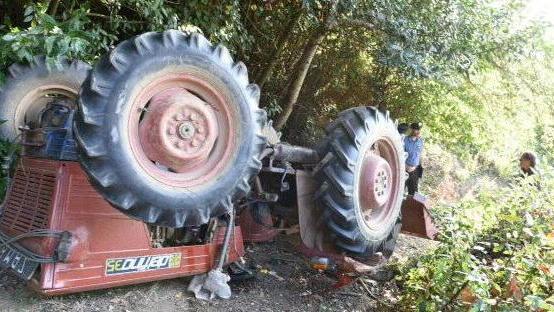 Pensionato muore schiacciato dal trattore