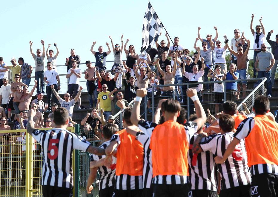 Massese, tifosi in coda per abbonarsi 