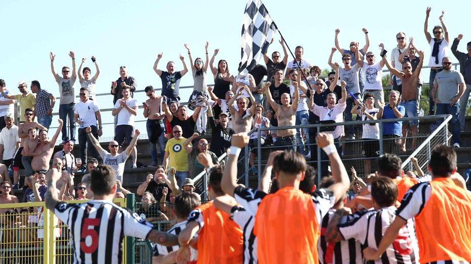Massese, tifosi in coda per abbonarsi