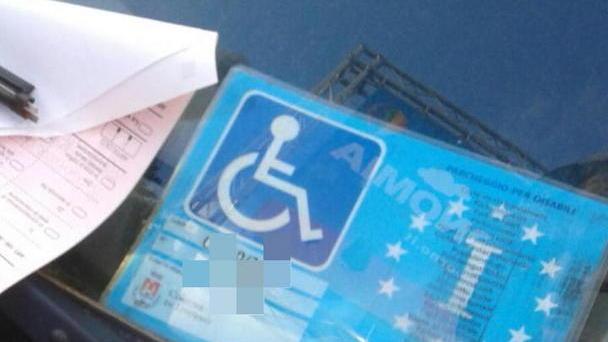 Badante usa il pass invalidi: multata