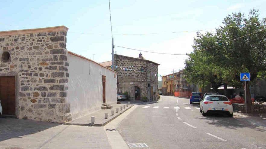 Saccheggiano tabaccheria con l’auto dei barracelli