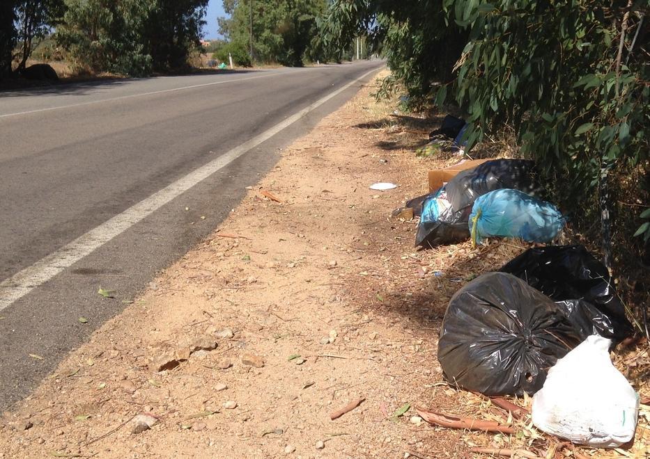 Rifiuti nelle strade, la differenziata vola ma anche l’inciviltà 
