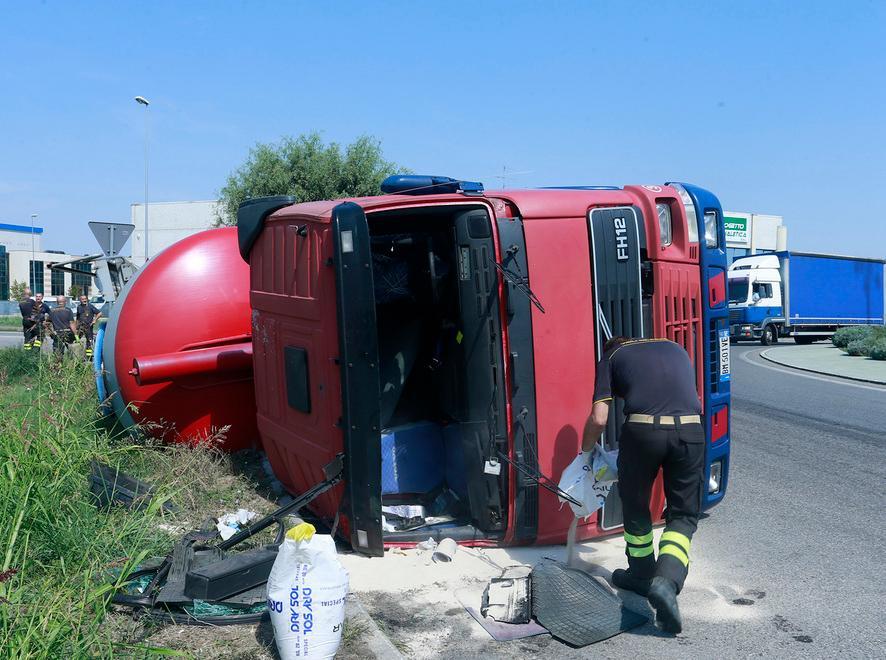 Camion si ribalta e perde il carico 