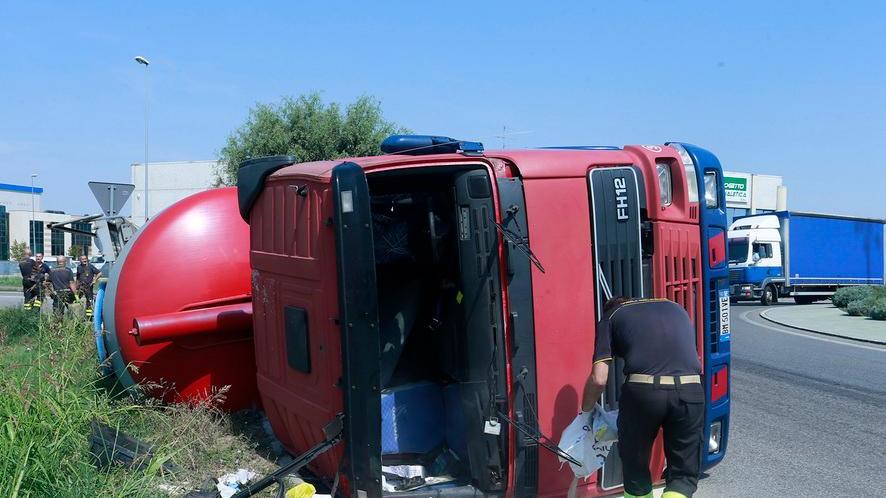 Camion si ribalta e perde il carico