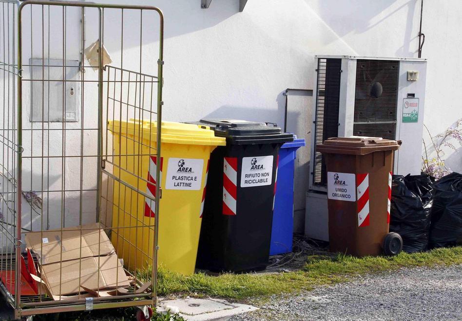 Rifiuti, indagine di Area sulle abitudini 