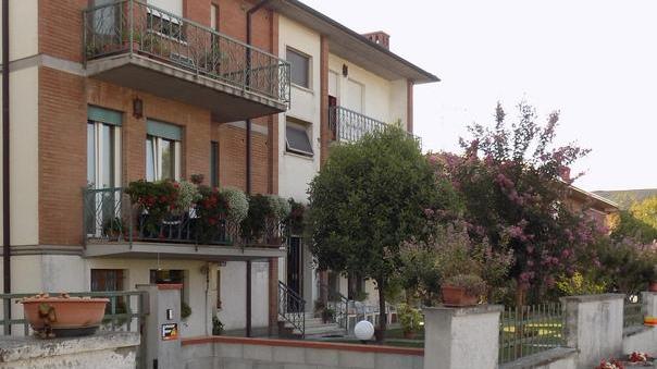 Le strappano la catenina mentre passeggia per strada