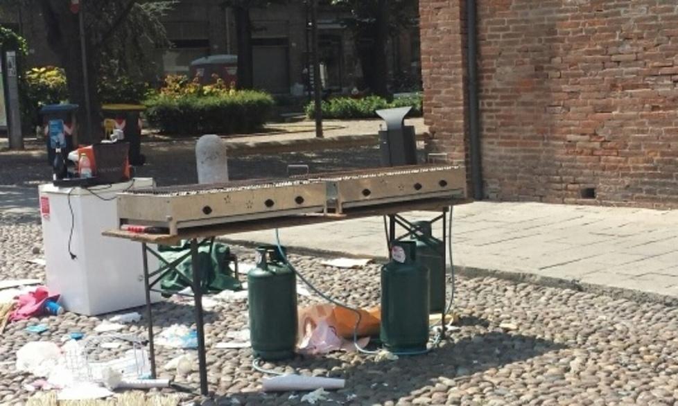Via le bancarelle, restano le bombole